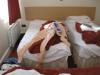 Sheri auf dem Bett